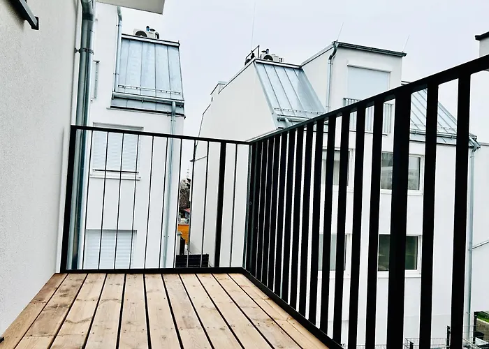 Апартаменти Modern Aparment With Terrace & Free Parking - Near Metro