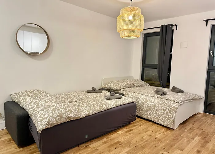 Апартаменти Modern Aparment With Terrace & Free Parking - Near Metro *