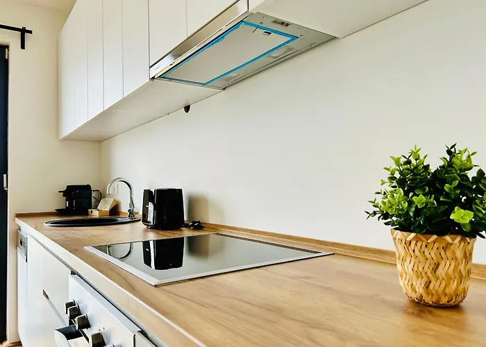 Апартаменти Modern Aparment With Terrace & Free Parking - Near Metro *